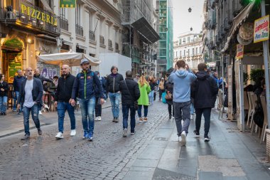 Napoli, İtalya - 24 Mart 2022 Via Toledo, şehrin tarihi merkezinde insanlar bir bahar günü alışveriş, eğlence veya turizm arayarak sokaklarda yürür..