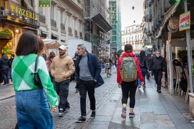 Napoli, İtalya - 24 Mart 2022 Via Toledo, şehrin tarihi merkezinde insanlar bir bahar günü alışveriş, eğlence veya turizm arayarak sokaklarda yürür..