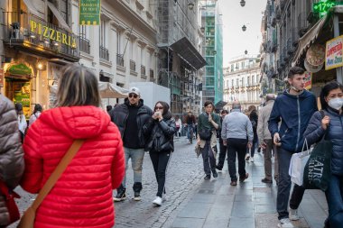Napoli, İtalya - 24 Mart 2022 Via Toledo, şehrin tarihi merkezinde insanlar bir bahar günü alışveriş, eğlence veya turizm arayarak sokaklarda yürür..