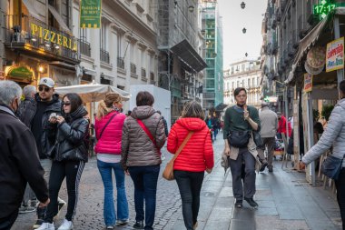 Napoli, İtalya - 24 Mart 2022 Via Toledo, şehrin tarihi merkezinde insanlar bir bahar günü alışveriş, eğlence veya turizm arayarak sokaklarda yürür..