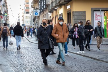 Napoli, İtalya - 24 Mart 2022 Via Toledo, şehrin tarihi merkezinde insanlar bir bahar günü alışveriş, eğlence veya turizm arayarak sokaklarda yürür..