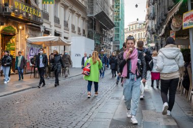 Napoli, İtalya - 24 Mart 2022 Via Toledo, şehrin tarihi merkezinde insanlar bir bahar günü alışveriş, eğlence veya turizm arayarak sokaklarda yürür..