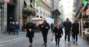 Napoli, İtalya - 24 Mart 2022 Via Toledo, şehrin tarihi merkezinde insanlar bir bahar günü alışveriş, eğlence veya turizm arayarak sokaklarda yürür..