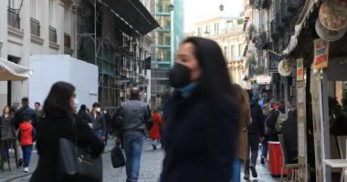 Napoli, İtalya - 24 Mart 2022 Via Toledo, şehrin tarihi merkezinde insanlar bir bahar günü alışveriş, eğlence veya turizm arayarak sokaklarda yürür..