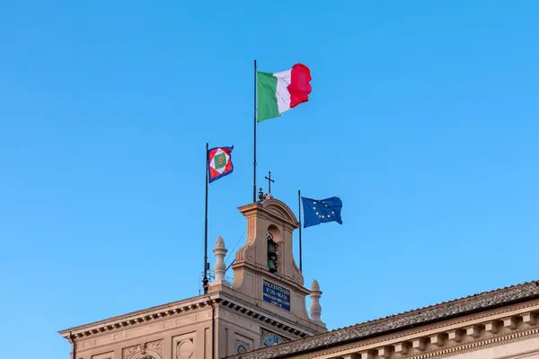 意大利罗马 2022年2月28日 奎里纳尔 钟楼和摇曳的旗帜 意大利共和国总统的机构席位 — 图库照片
