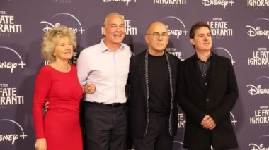 ROME, ITALY - 08 Nisan: Yönetmen Ferzan Özpetek (C) ve konuklar, 8 Nisan 2022 'de İtalya' nın başkenti Roma 'daki St. Regis Grandhotel' de yayınlanan 