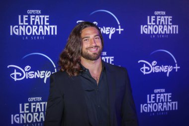 ROME, ITALY - 08 Nisan: Alvise Rigo, Roma 'daki Opera Binası' nın önündeki Disney dizisi 