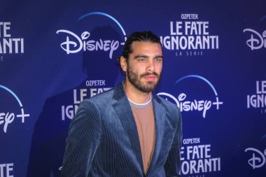 ROME, ITALY - 08 Nisan: Stefano Sala, Roma 'daki Opera Binası' nın önündeki Disney TV dizisi 