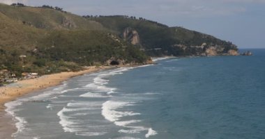 İtalya 'nın Lazio şehrinin güneyindeki Latina ilindeki Sperlonga plajının havadan görünüşü. İtalya 'nın en güzel köylerinin bir parçasıdır..