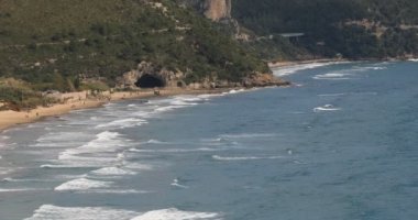 Sperlonga plajı, İtalya. İtalya 'nın Lazio şehrinin güneyindeki Latina ilindeki Sperlonga plajının havadan görünüşü. İtalya 'nın en güzel köylerinin bir parçasıdır..