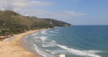 Sperlonga plajı, İtalya. İtalya 'nın Lazio şehrinin güneyindeki Latina ilindeki Sperlonga plajının havadan görünüşü. İtalya 'nın en güzel köylerinin bir parçasıdır..