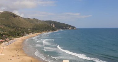 Sperlonga plajı, İtalya. İtalya 'nın Lazio şehrinin güneyindeki Latina ilindeki Sperlonga plajının havadan görünüşü. İtalya 'nın en güzel köylerinin bir parçasıdır..