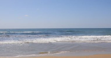 Denizin dalgaları sahilin kıyısında kırılır..