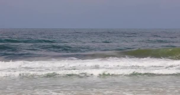 海浪冲破了海滩的海岸线 — 图库视频影像