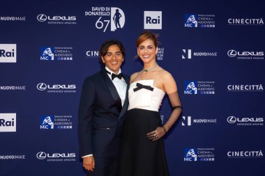 Roma, İtalya - 3 Mayıs 2022: Miriam Leone ve Paolo Carullo, Roma 'da düzenlenen David di Donatello ödül törenine katıldılar..