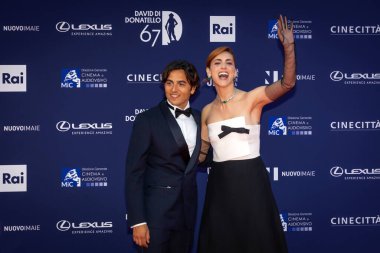 Roma, İtalya - 3 Mayıs 2022: Miriam Leone ve Paolo Carullo, Roma 'da düzenlenen David di Donatello ödül törenine katıldılar..