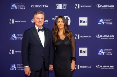 Roma, İtalya - 3 Mayıs 2022: Sabrina Ferilli ve Flavio Cattaneo, Roma 'da düzenlenen David di Donatello ödül törenine katıldılar..