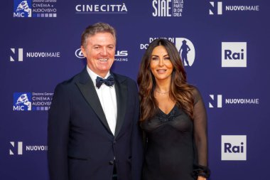 Roma, İtalya - 3 Mayıs 2022: Sabrina Ferilli ve Flavio Cattaneo, Roma 'da düzenlenen David di Donatello ödül törenine katıldılar..