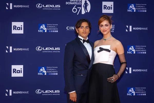 Roma, İtalya - 3 Mayıs 2022: Miriam Leone ve Paolo Carullo, Roma 'da düzenlenen David di Donatello ödül törenine katıldılar..