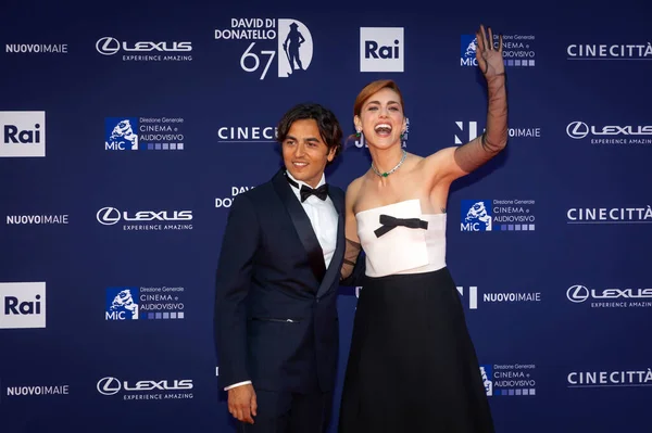 Roma, İtalya - 3 Mayıs 2022: Miriam Leone ve Paolo Carullo, Roma 'da düzenlenen David di Donatello ödül törenine katıldılar..
