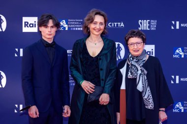 Roma, İtalya - 3 Mayıs 2022: Bir konuk, Monica Zapelli ve Donatella Di Pietrantonio, Roma 'da düzenlenen David di Donatello 2022 ödül törenine katıldılar..