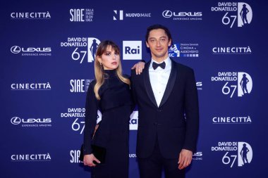 Roma, İtalya - 3 Mayıs 2022: İtalyan yönetmen Jonas Carpignano ve bir konuk Roma 'da düzenlenen David di Donatello 2022 ödül törenine katıldı..