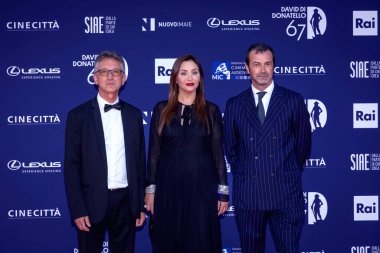 Roma, İtalya - 3 Mayıs 2022: Andrea Occhipinti konuklarıyla birlikte Roma 'da düzenlenen David di Donatello ödül törenine katıldı..
