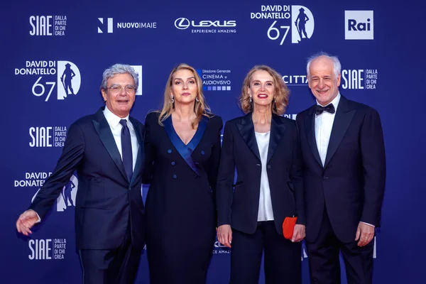 Roma, İtalya - 3 Mayıs 2022: Mario Martone ve eşi ve Toni Servillo ve Manuela Lamanna, Roma 'da düzenlenen David di Donatello 2022 ödül törenine katıldılar..
