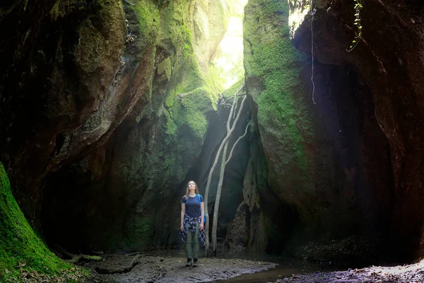 Dentro Desfiladero Natural Entre Vegetación Excursionista Detiene Contemplar Luz Que —  Fotos de Stock