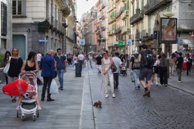 Napoli, İtalya - 24 Mayıs 2022: İnsanlar Via Toledo 'da şehrin tarihi merkezinde, yayaların geçişine kapalı bir alanda geziniyorlar.
