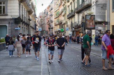 Napoli, İtalya - 24 Mayıs 2022: İnsanlar Via Toledo 'da şehrin tarihi merkezinde, yayaların geçişine kapalı bir alanda geziniyorlar.