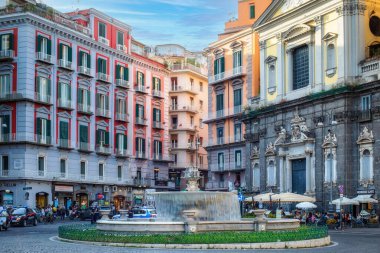 Napoli, İtalya - 24 Mayıs 2022 Trieste e Trento Meydanı 'ndaki meşhur enginar çeşmesi.