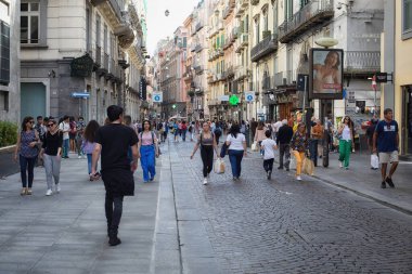Napoli, İtalya - 24 Mayıs 2022: İnsanlar Via Toledo 'da şehrin tarihi merkezinde, yayaların geçişine kapalı bir alanda geziniyorlar.