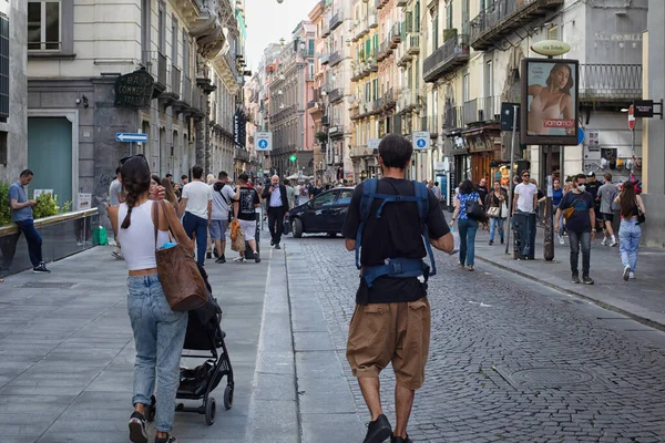 이탈리아의 나폴리 2022 사람들 톨레도로 도시의 역사적 중심지 자동차 보행자 — 스톡 사진