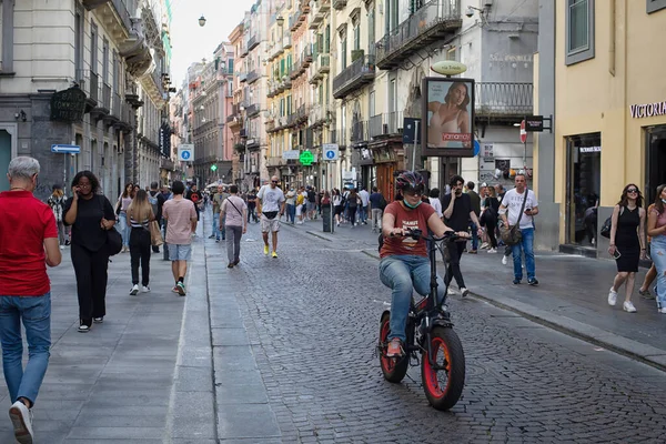 Неаполь Италия Мая 2022 Года Люди Прогуливаются Улице Виа Толедо — стоковое фото