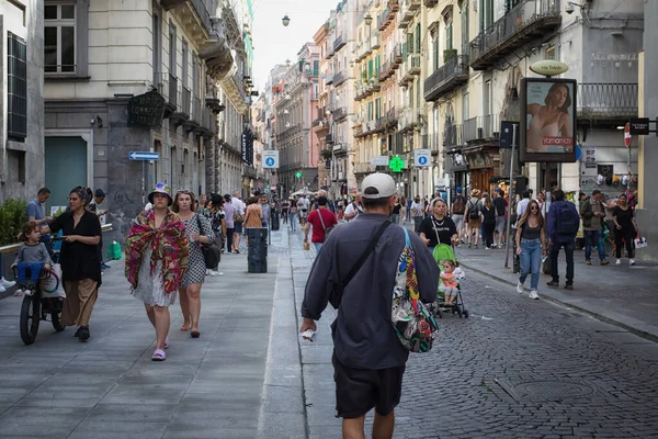 Неаполь Италия Мая 2022 Года Люди Прогуливаются Улице Виа Толедо — стоковое фото