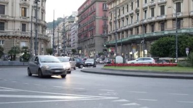 Napoli, İtalya - 24 Mayıs 2022: Piazza Giovanni Bovio 'da şehir trafiği, şehirde araç dolaşımı için önemli bir merkez..