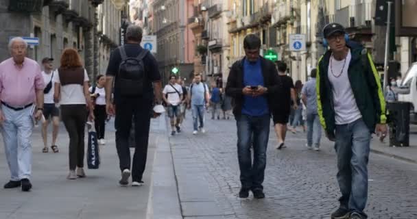 ナポリ イタリア 5月24 2022 人々は車の輸送に近い歩行者エリアで 市内の歴史的な中心部にあるトレド経由で散歩 — ストック動画