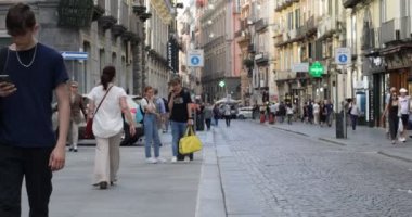 Napoli, İtalya - 24 Mayıs 2022: İnsanlar Via Toledo 'da şehrin tarihi merkezinde, yayaların geçişine kapalı bir alanda geziniyorlar.