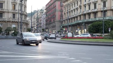 Napoli, İtalya - 24 Mayıs 2022: Piazza Giovanni Bovio 'da şehir trafiği, şehirde araç dolaşımı için önemli bir merkez..