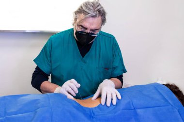 Sırt ağrısı tedavisi için ultrason rehberli infiltrasyon terapisi. Doktor, acıdan etkilenen bölgede bulunan hastaya gizlice ilaç verme pratiği yapıyor.