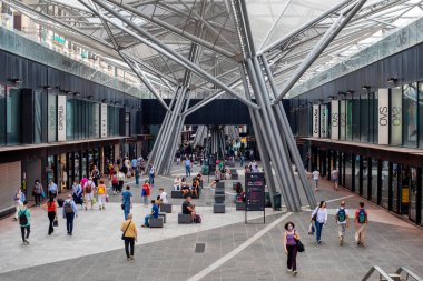 Napoli, İtalya: 27 Mayıs 2022: Piazza Garibaldi alışveriş salonu, alışveriş merkezi ve Napoli Centrale tren istasyonu ile bağlantı merkezi. İnsanlar yaya bölgesindeki dükkanlarda dolaşıp alışveriş yapıyorlar..