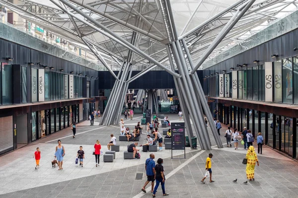 나폴리 이탈리아 2022 아케이드 나폴리 역과의 보행자 지역내에 상점에서 산책을 — 스톡 사진