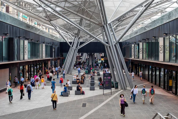 Napoli, İtalya: 27 Mayıs 2022: Piazza Garibaldi alışveriş salonu, alışveriş merkezi ve Napoli Centrale tren istasyonu ile bağlantı merkezi. İnsanlar yaya bölgesindeki dükkanlarda dolaşıp alışveriş yapıyorlar..