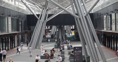 Napoli, İtalya: 27 Mayıs 2022: Piazza Garibaldi alışveriş salonu, alışveriş merkezi ve Napoli Centrale tren istasyonu ile bağlantı merkezi. İnsanlar yaya bölgesindeki dükkanlarda dolaşıp alışveriş yapıyorlar..