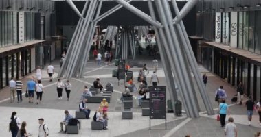 Napoli, İtalya: 27 Mayıs 2022: Piazza Garibaldi alışveriş salonu, alışveriş merkezi ve Napoli Centrale tren istasyonu ile bağlantı merkezi. İnsanlar yaya bölgesindeki dükkanlarda dolaşıp alışveriş yapıyorlar..