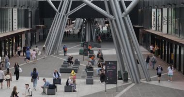 Napoli, İtalya: 27 Mayıs 2022: Piazza Garibaldi alışveriş salonu, alışveriş merkezi ve Napoli Centrale tren istasyonu ile bağlantı merkezi. İnsanlar yaya bölgesindeki dükkanlarda dolaşıp alışveriş yapıyorlar..