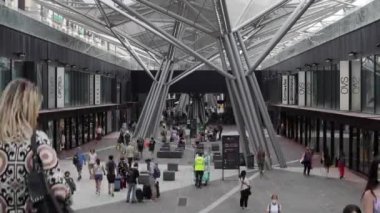 Napoli, İtalya: 27 Mayıs 2022: Piazza Garibaldi alışveriş salonu, alışveriş merkezi ve Napoli Centrale tren istasyonu ile bağlantı merkezi. İnsanlar yaya bölgesindeki dükkanlarda dolaşıp alışveriş yapıyorlar..
