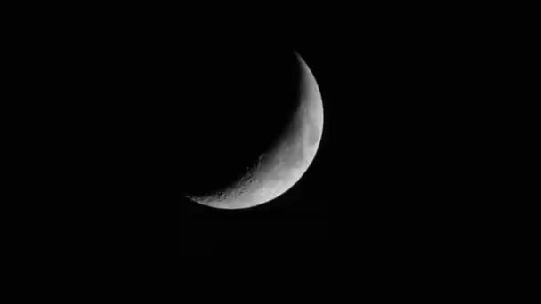 Lua Crescente Num Fundo Negro Noite Superfície Lunar Com Crateras — Vídeo de Stock