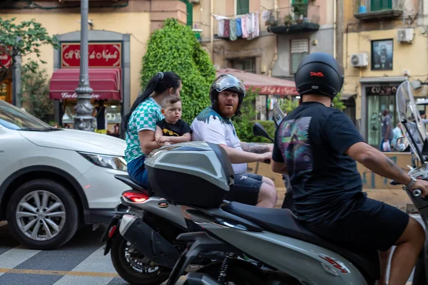 이탈리아의 나폴리 2022 나폴리 시민들 선호하는 교통수단으로 사용하여 도시를 누비기를 — 스톡 사진